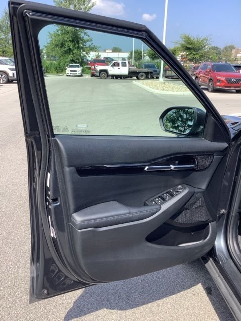 Used 2022 Black Kia EX image 17