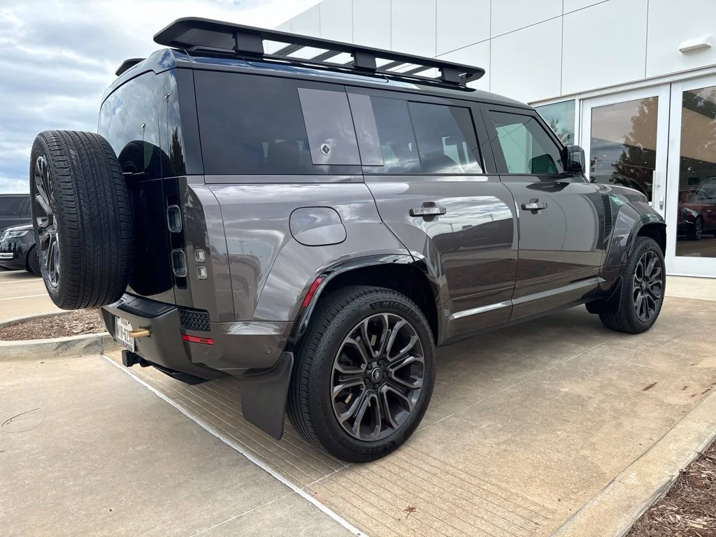 Used 2025 Gray Land Rover OCTA image 3