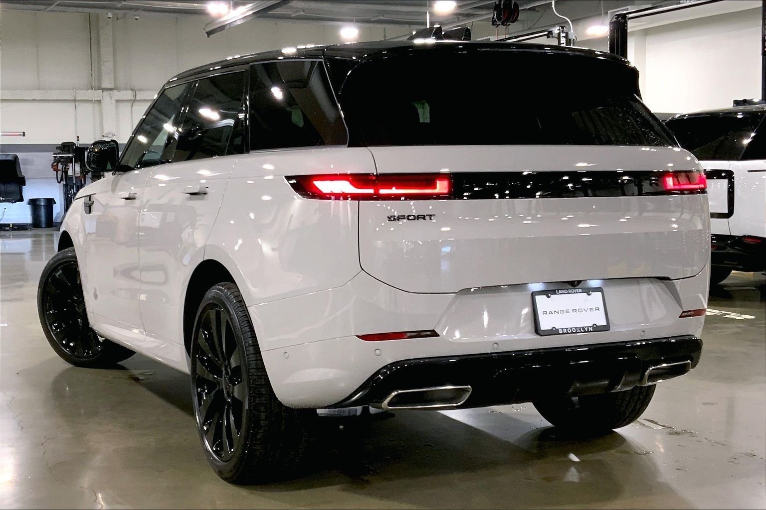 New 2026 Borasco Grey LAND ROVER Dynamic SE image 12