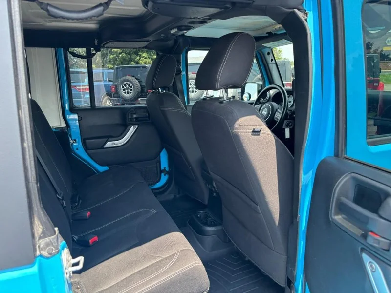 Used 2018 Chief Jeep Sahara image 12