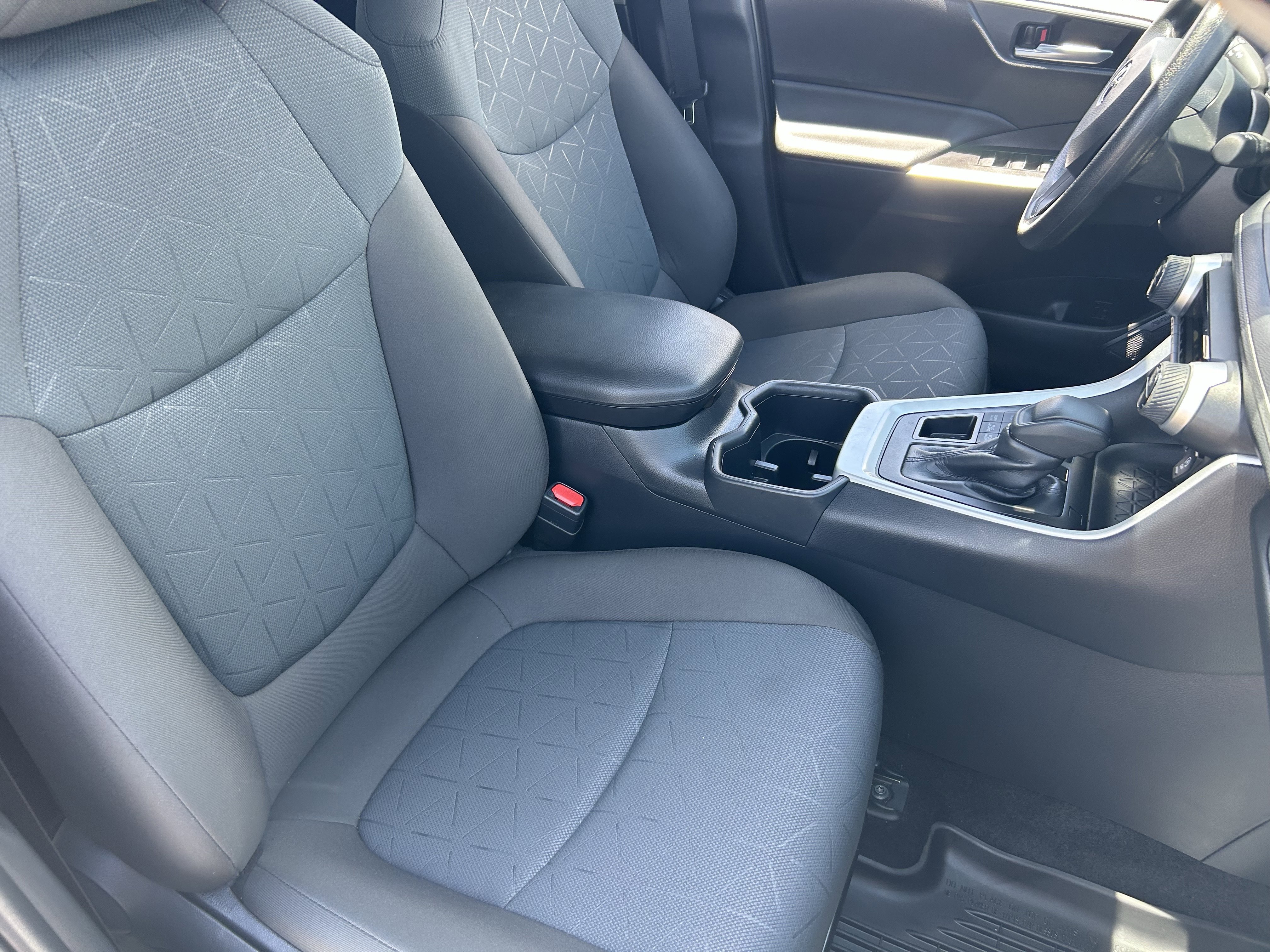 2025 Toyota RAV4 XLE - Photo 11