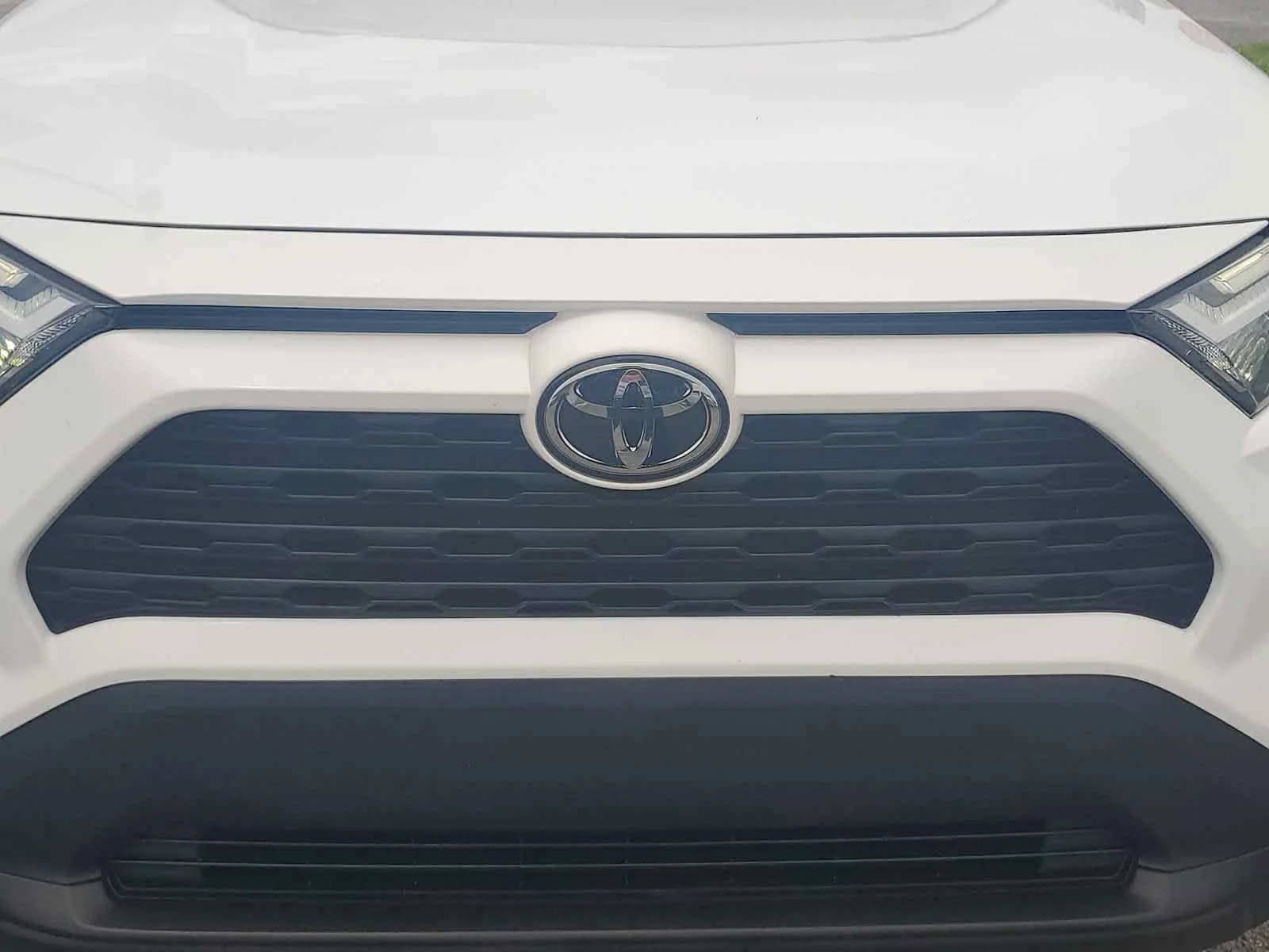 Used 2025 White Toyota Hybrid LE image 14