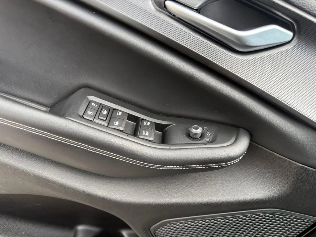 Used 2023 Black Jeep Altitude image 6