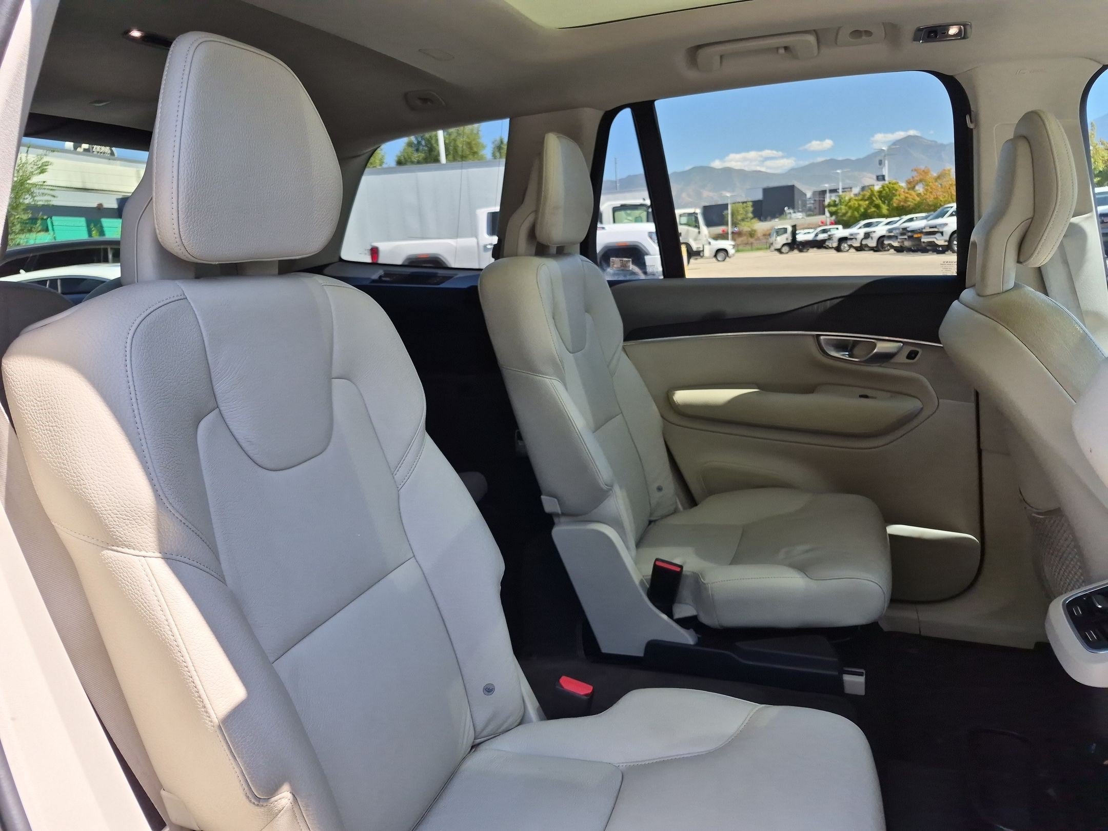 Certified Used 2020 Gray Volvo T6 Momentum 6 Passenger image 28