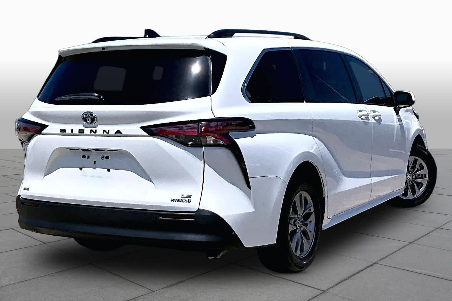 Used 2022 White Toyota LE image 12