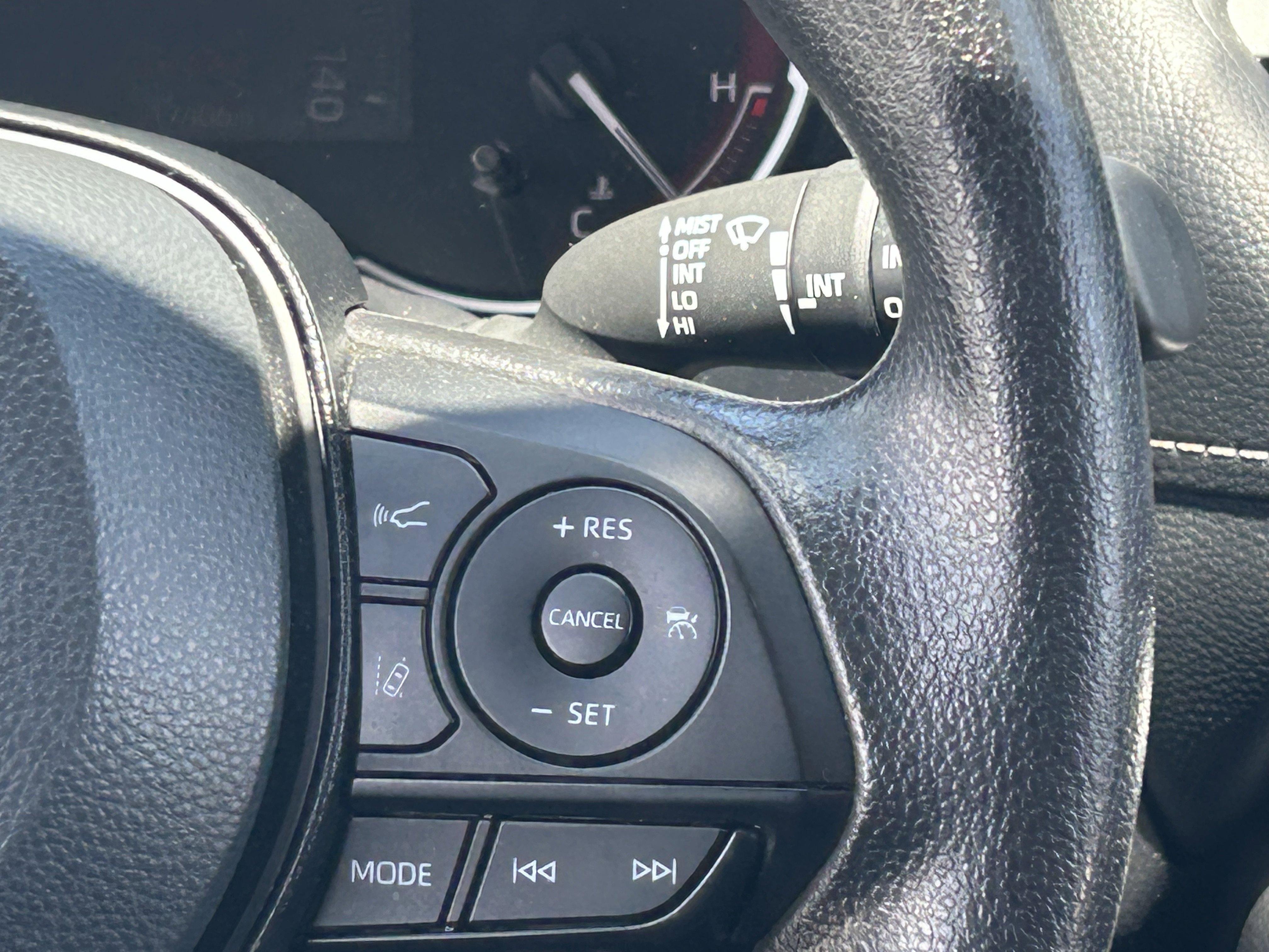 2025 Toyota RAV4 XLE - Photo 24