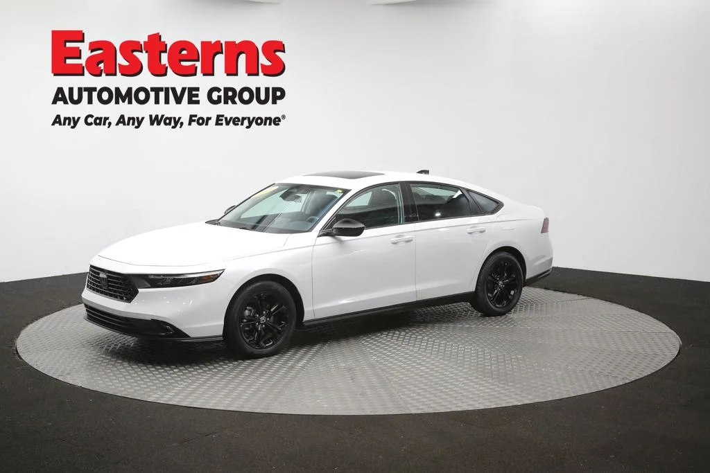 Used 2025 White Honda SE image 55