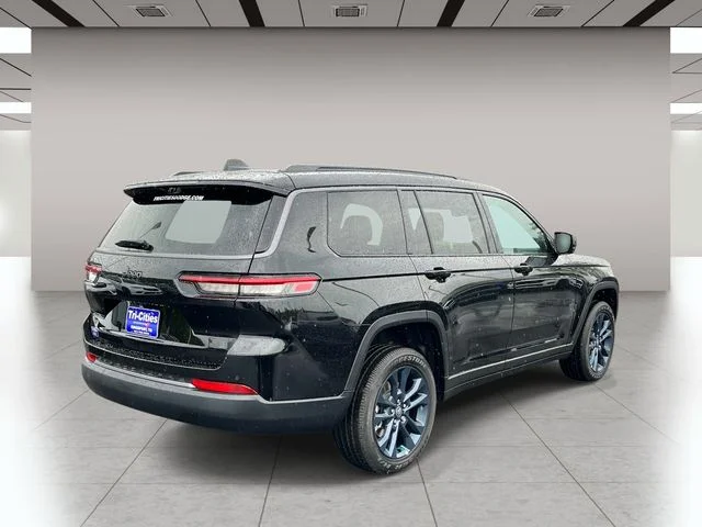 New 2026 Diamond Black Crystal Pearl-Coat Exterior Paint Jeep Limited image 3