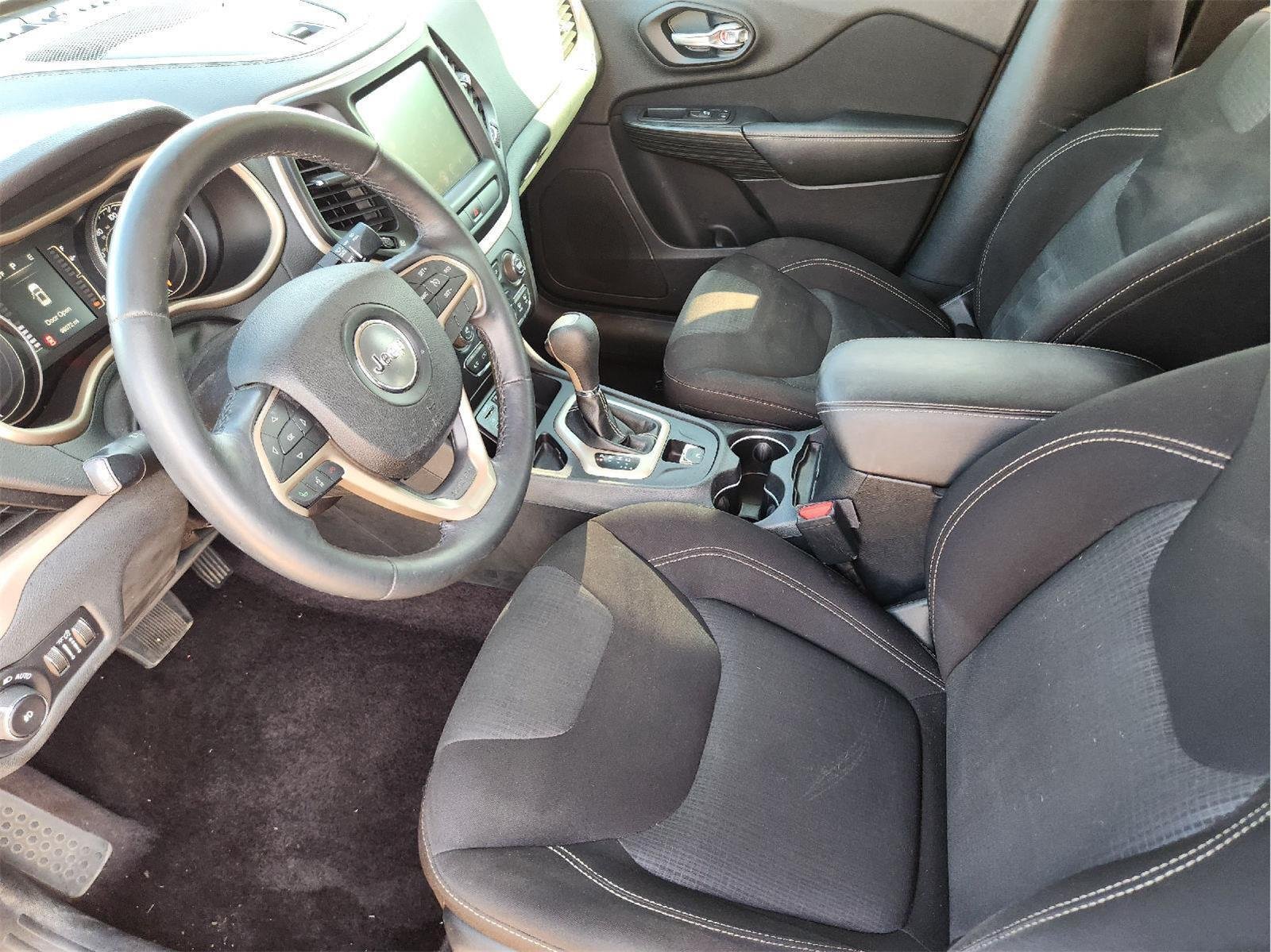 Used 2016 True Blue Pearlcoat Jeep Latitude image 12