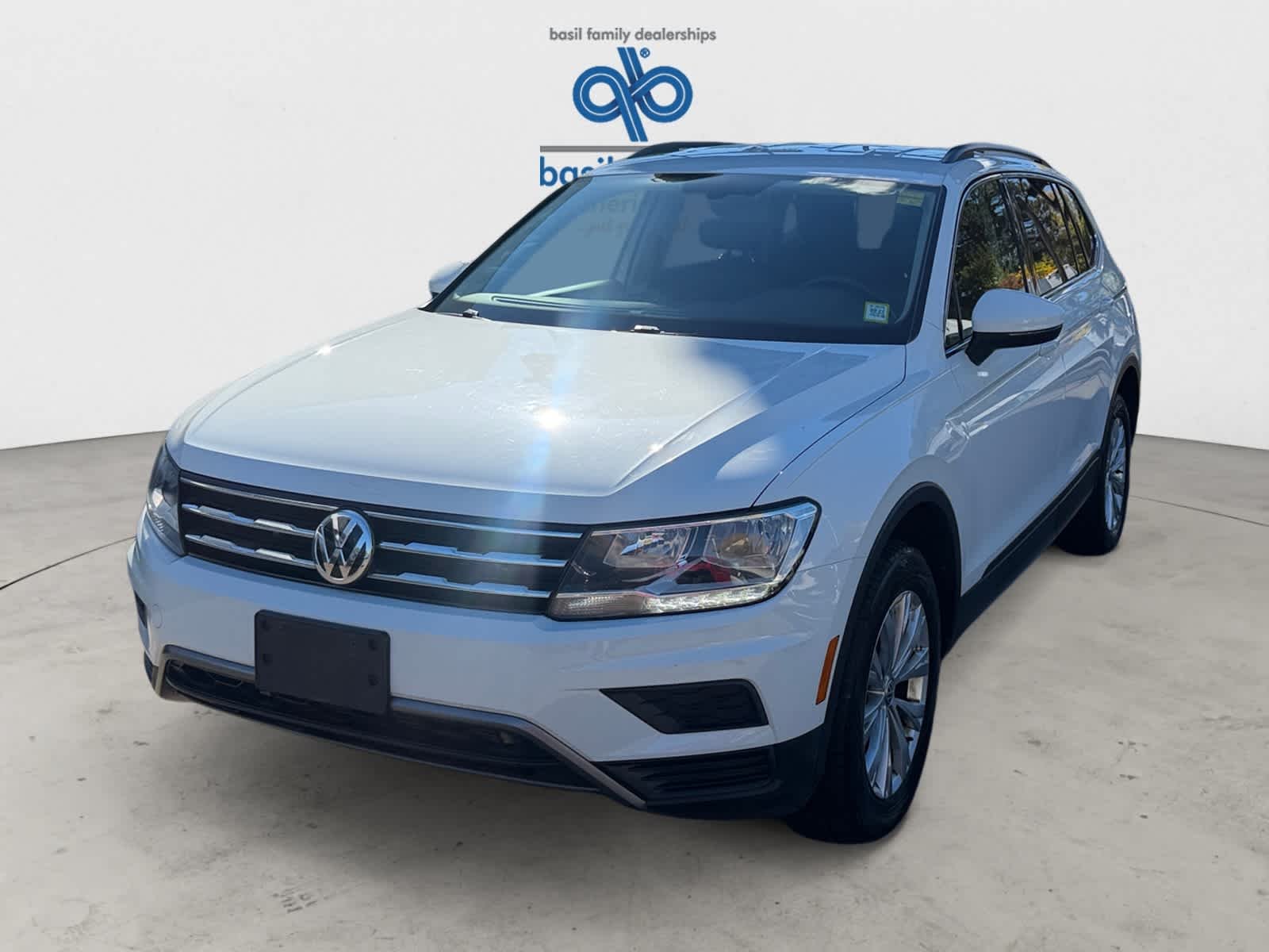 Used 2019 Pure White Volkswagen SE image 2