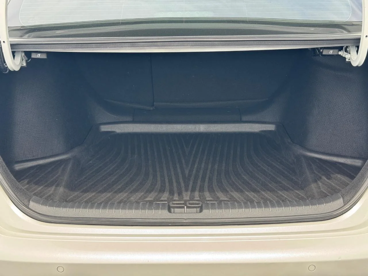 Used 2023 Platinum White Pearl Honda Touring image 5