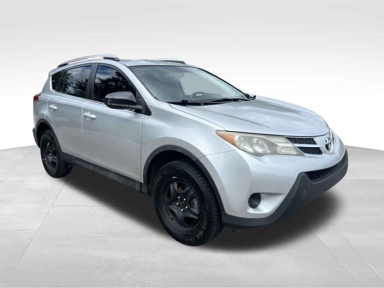 Used 2014  Toyota LE image 3