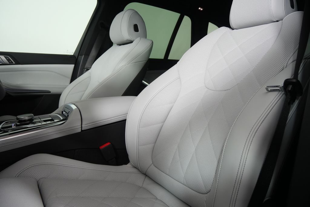 Used 2026 Skyscraper Grey Metallic BMW xDrive40i image 11