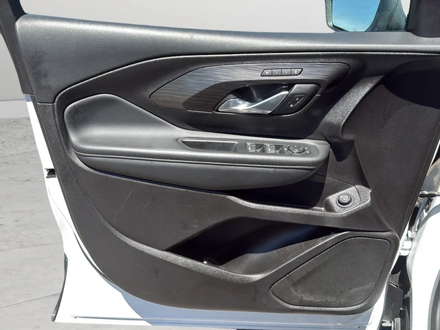 Used 2024 White GMC SLT image 15