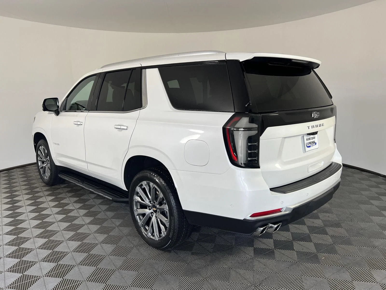 Used 2025 Iridescent Pearl Tricoat Chevrolet High Country image 33
