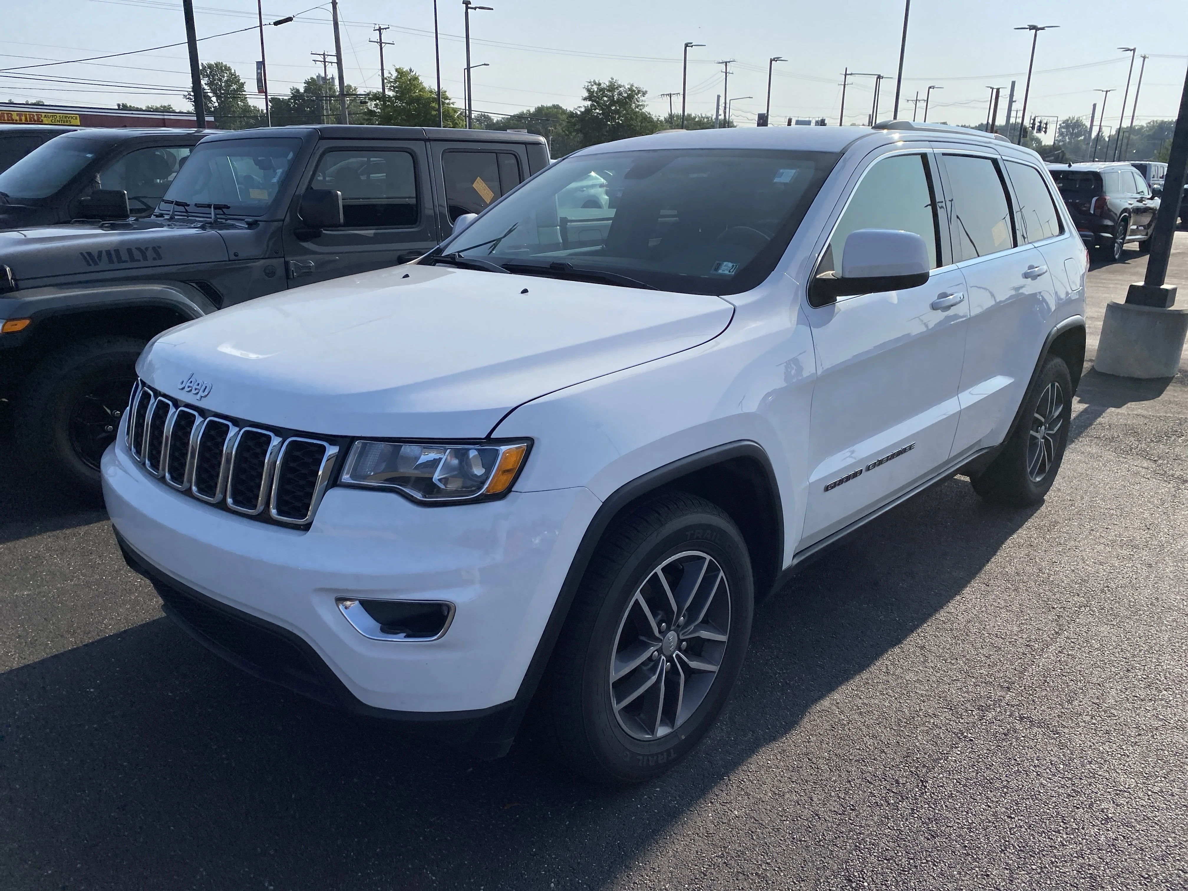 Used 2018 Bright White Clearcoat Jeep  image 5
