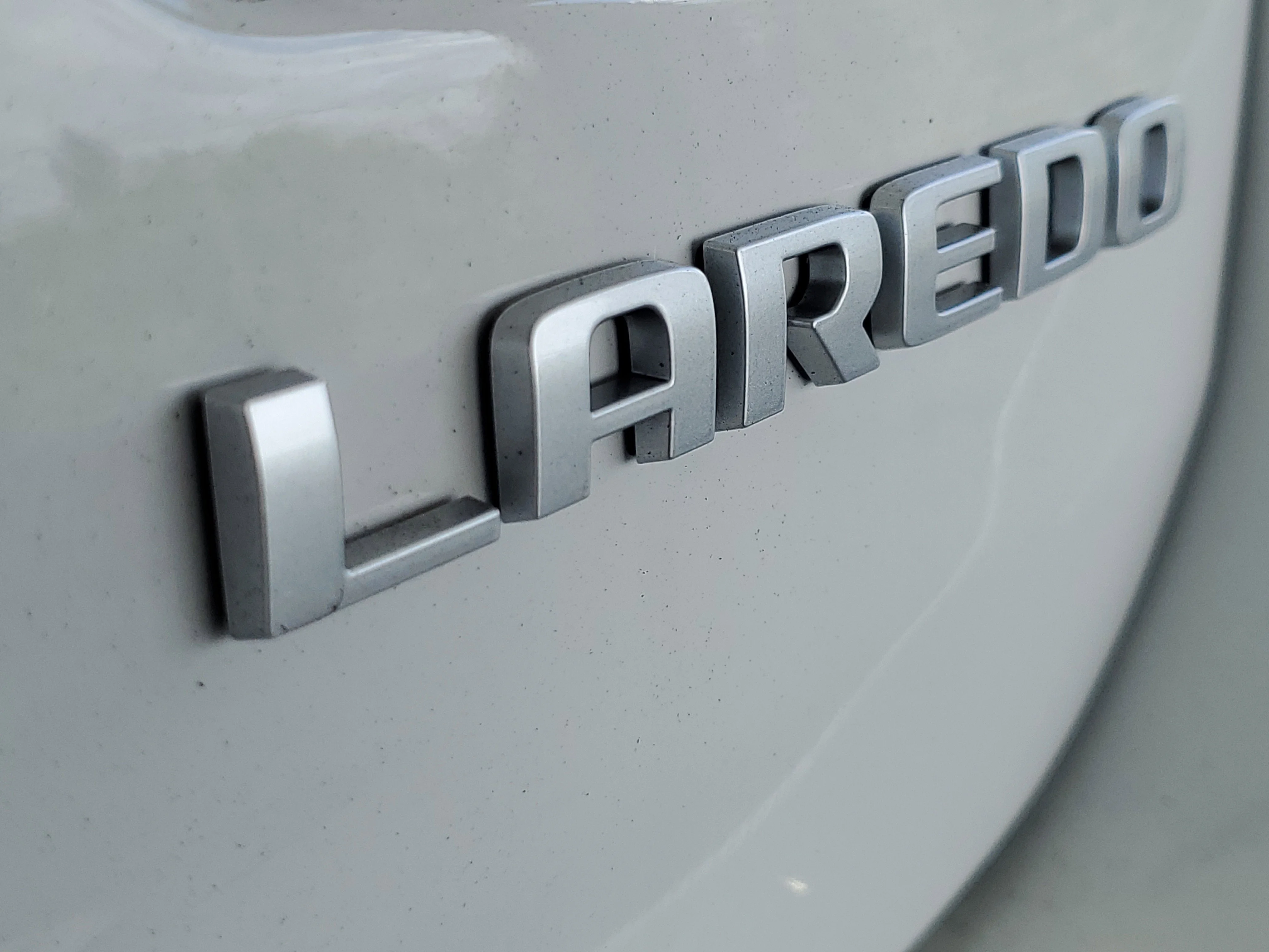 New 2026 Bright White Clear-Coat Exterior Paint Jeep Laredo image 5