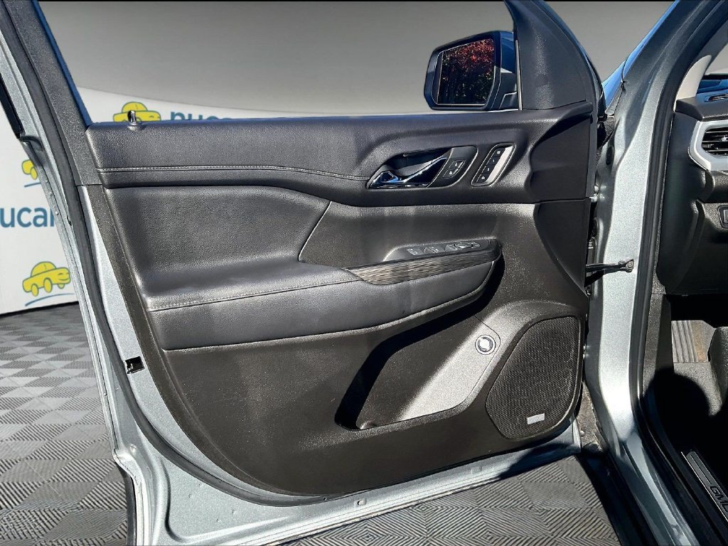 Used 2023 Silver GMC SLT image 9