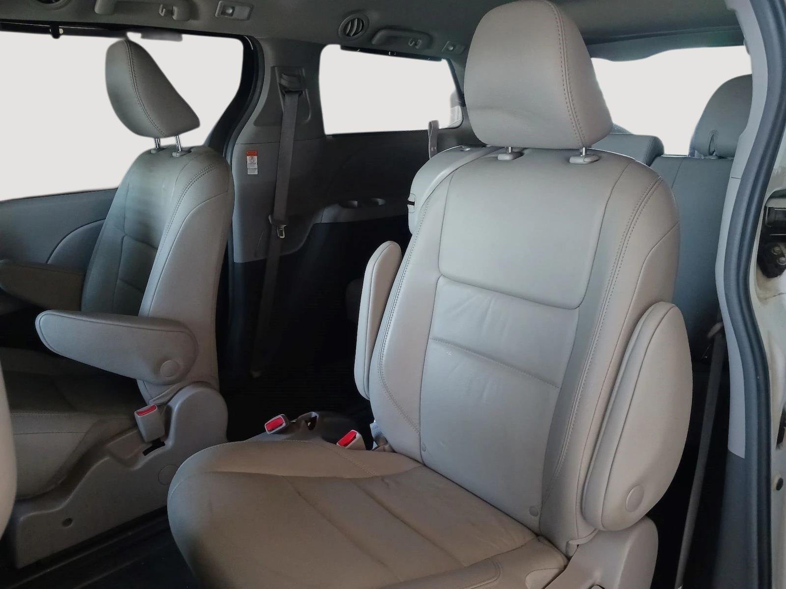 Used 2018 Blizzard Pearl Toyota XLE image 4