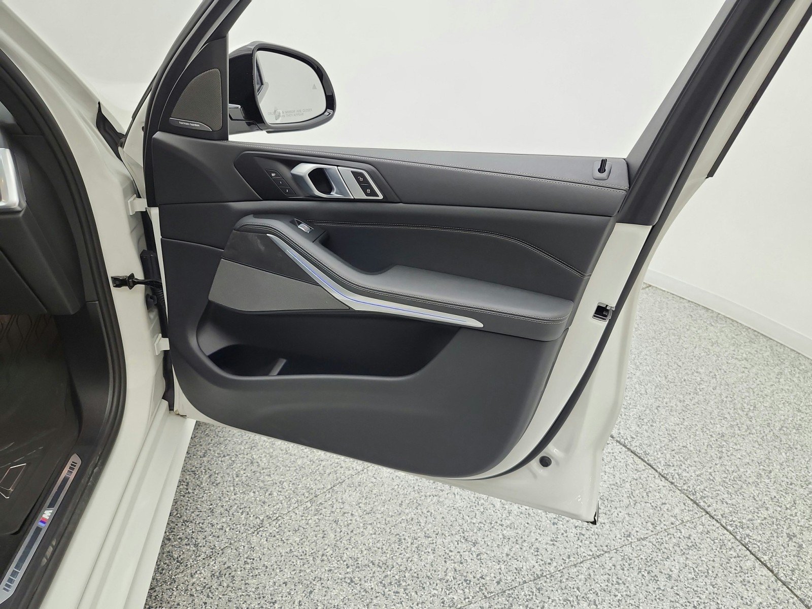 Used 2025 Alpine White BMW xDrive40i image 21