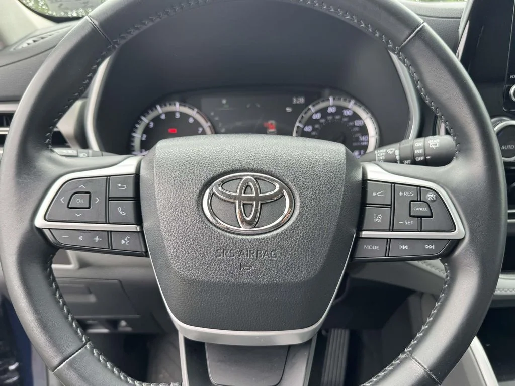 Used 2023  Toyota XLE image 18