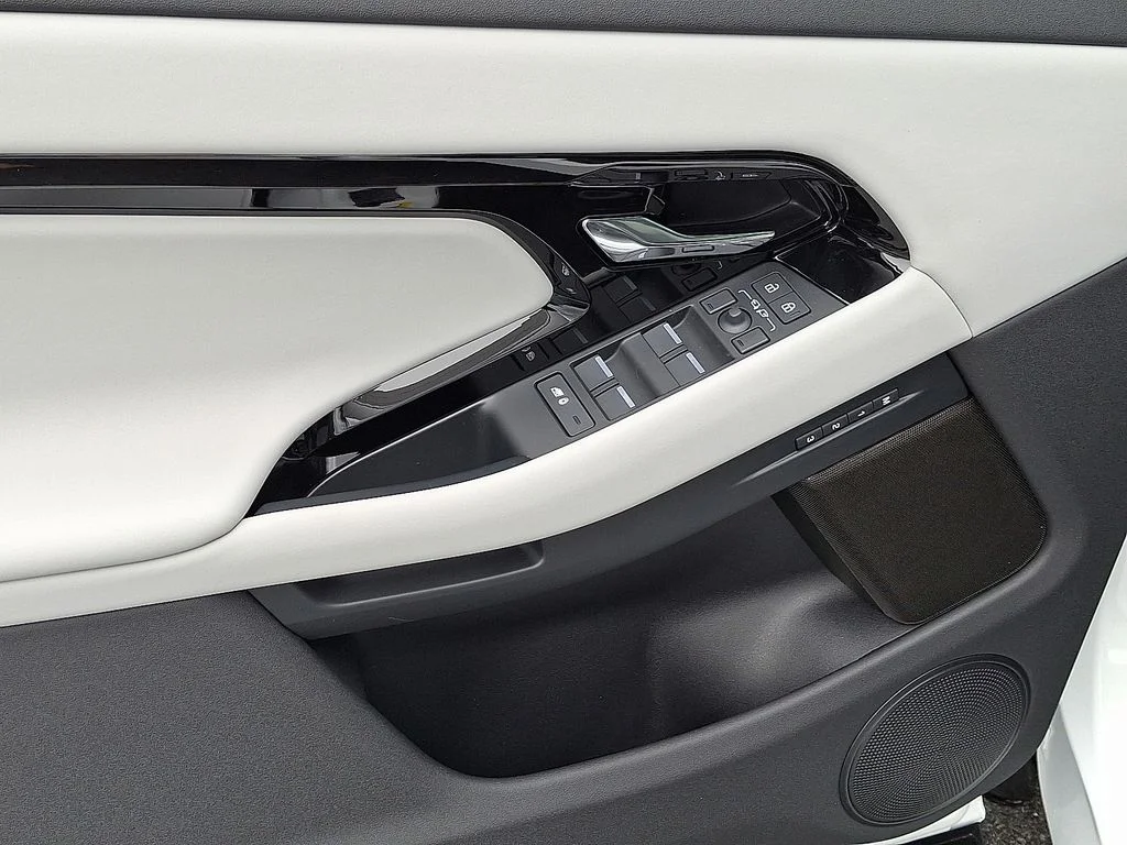 New 2026  Land Rover Dynamic image 7