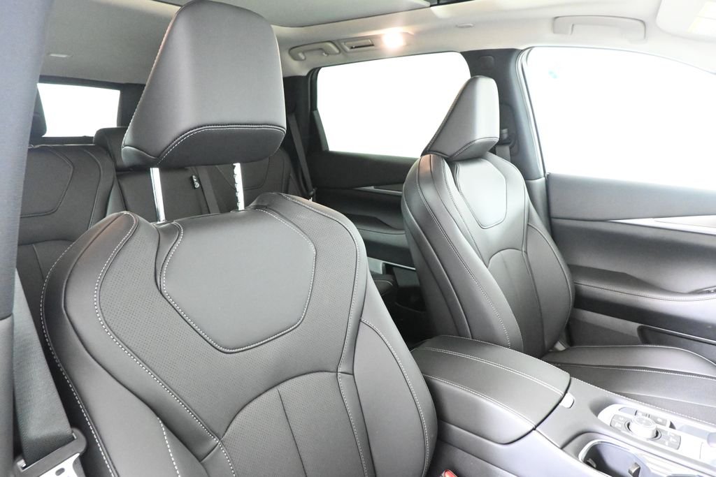 New 2027 RADIANT WHITE INFINITI Luxe AWD image 34