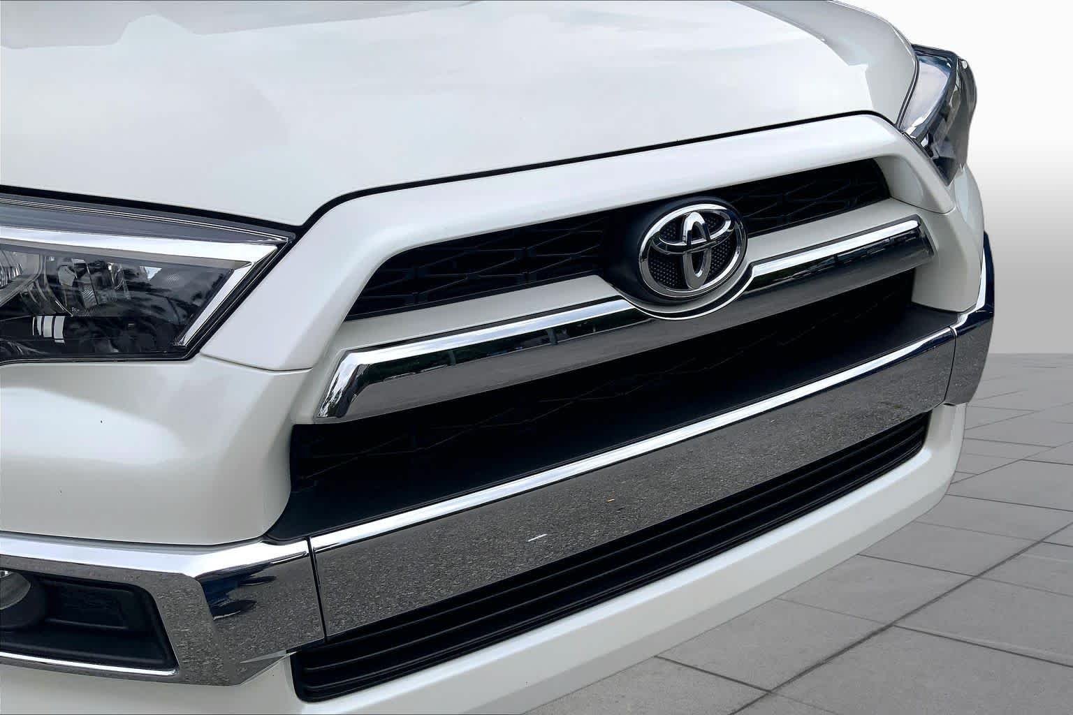 Used 2018 Blizzard Pearl Toyota Limited image 30