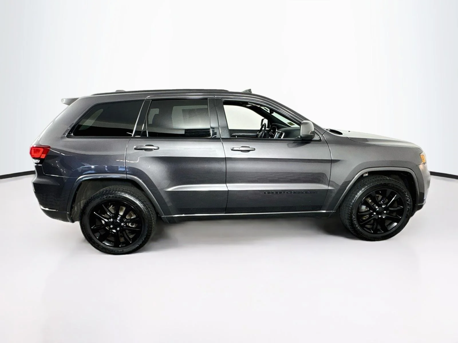 Used 2018 Gray Jeep Altitude image 8