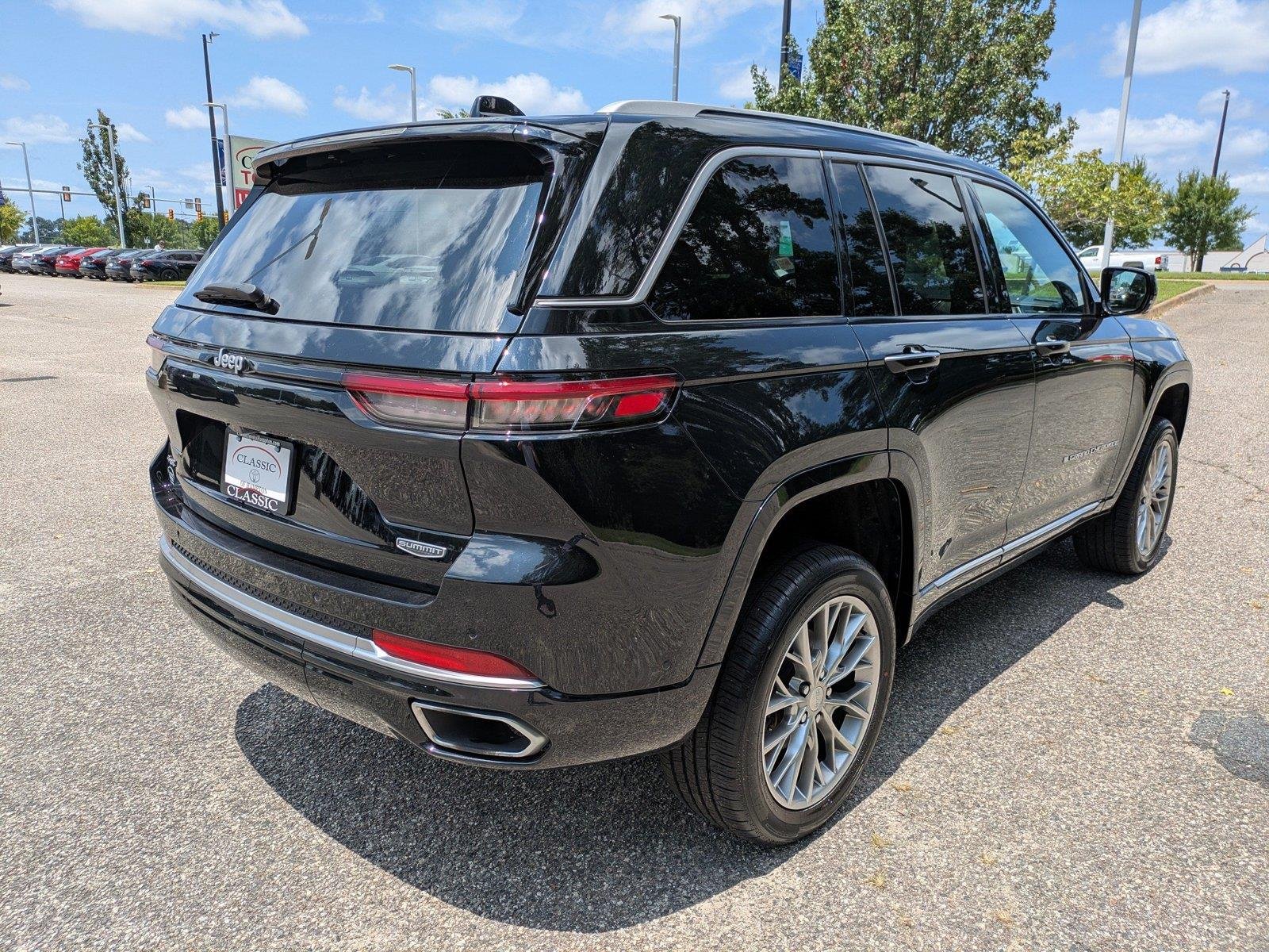 Used 2023 Diamond Black Crystal Pearlcoat Jeep Summit image 4