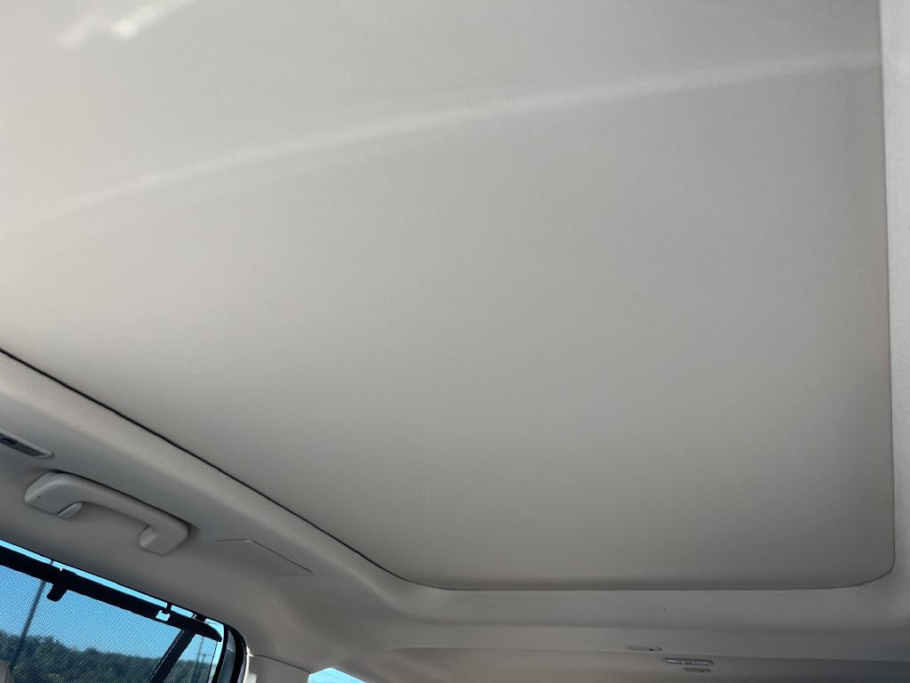 Used 2023 White Lincoln Reserve image 22