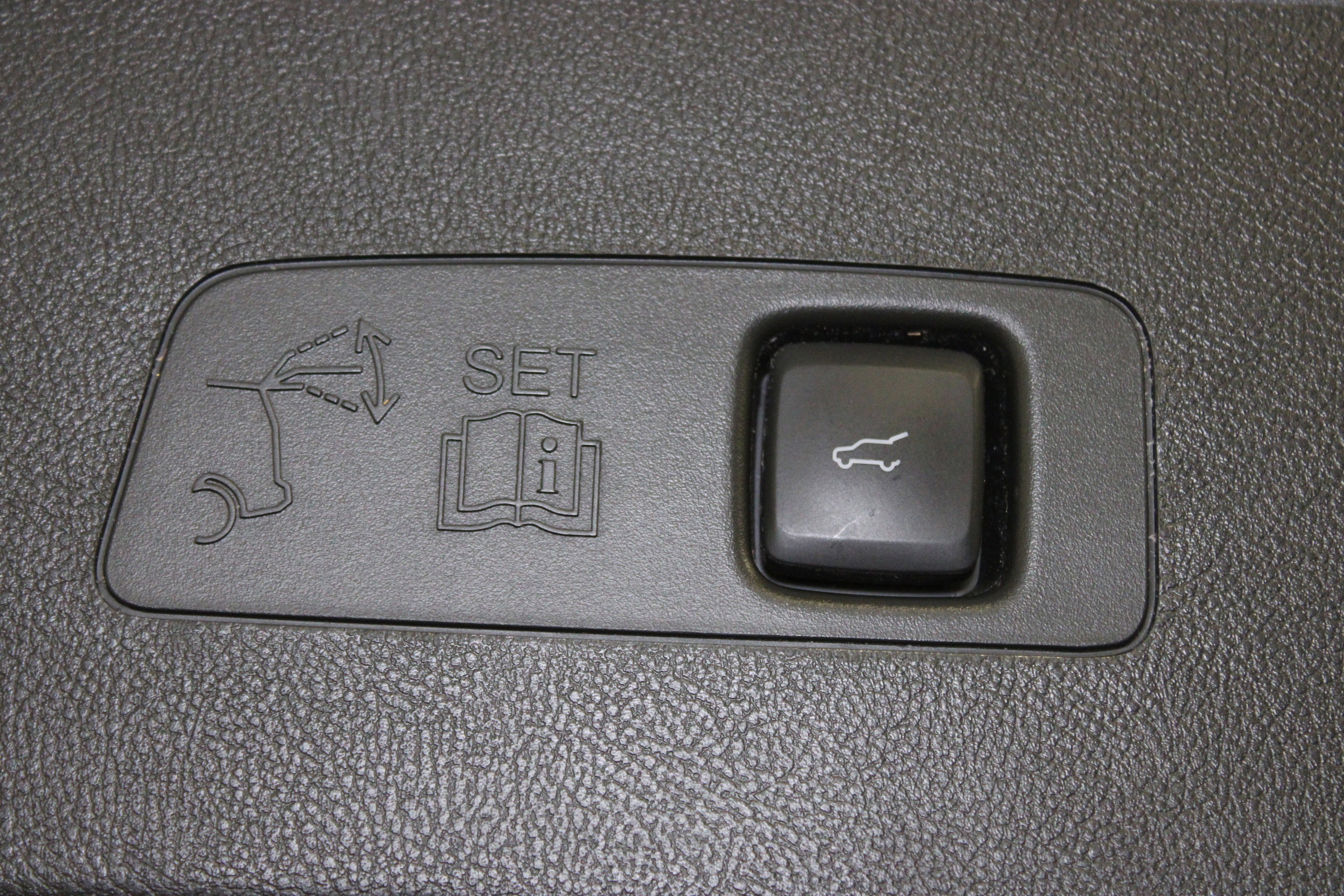 Used 2022 Silver Radiance Metallic Clearcoat Lincoln Grand Touring image 14