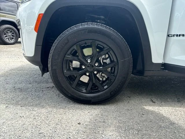 New 2026 Bright White Clear-Coat Exterior Paint Jeep Altitude image 29