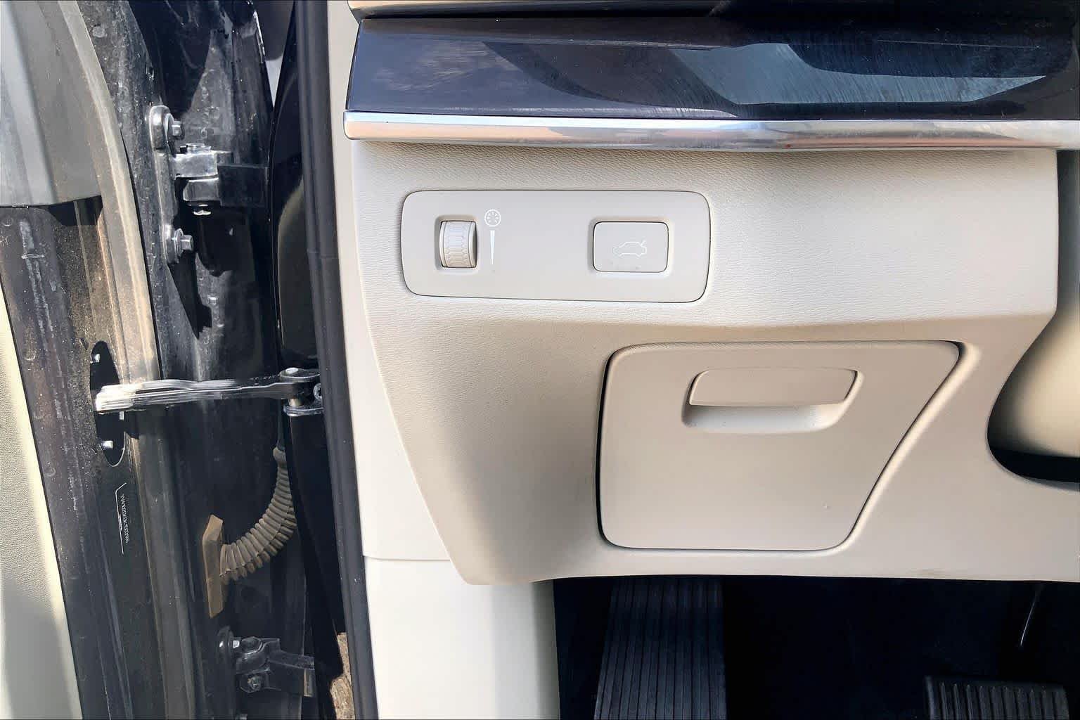 Used 2019 Onyx Black Metallic Volvo Momentum image 36