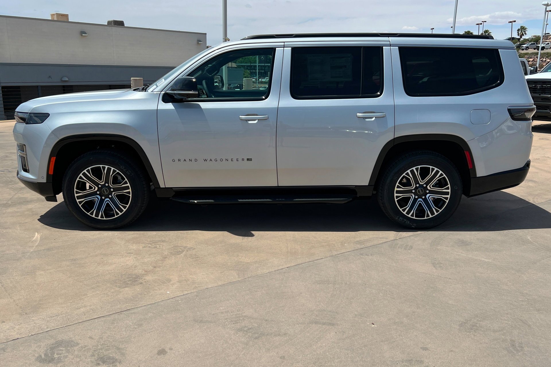 New 2026 Silver-Zynith Exterior Paint Jeep  image 2