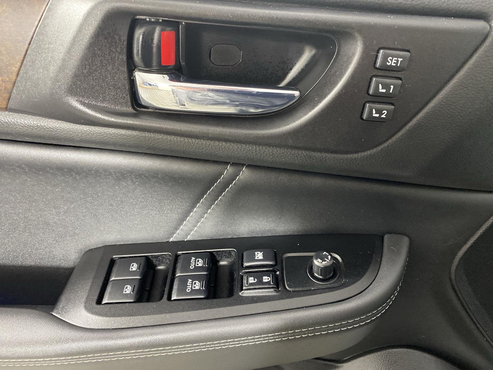 Used 2018 Ice Silver Metallic Subaru Limited image 15