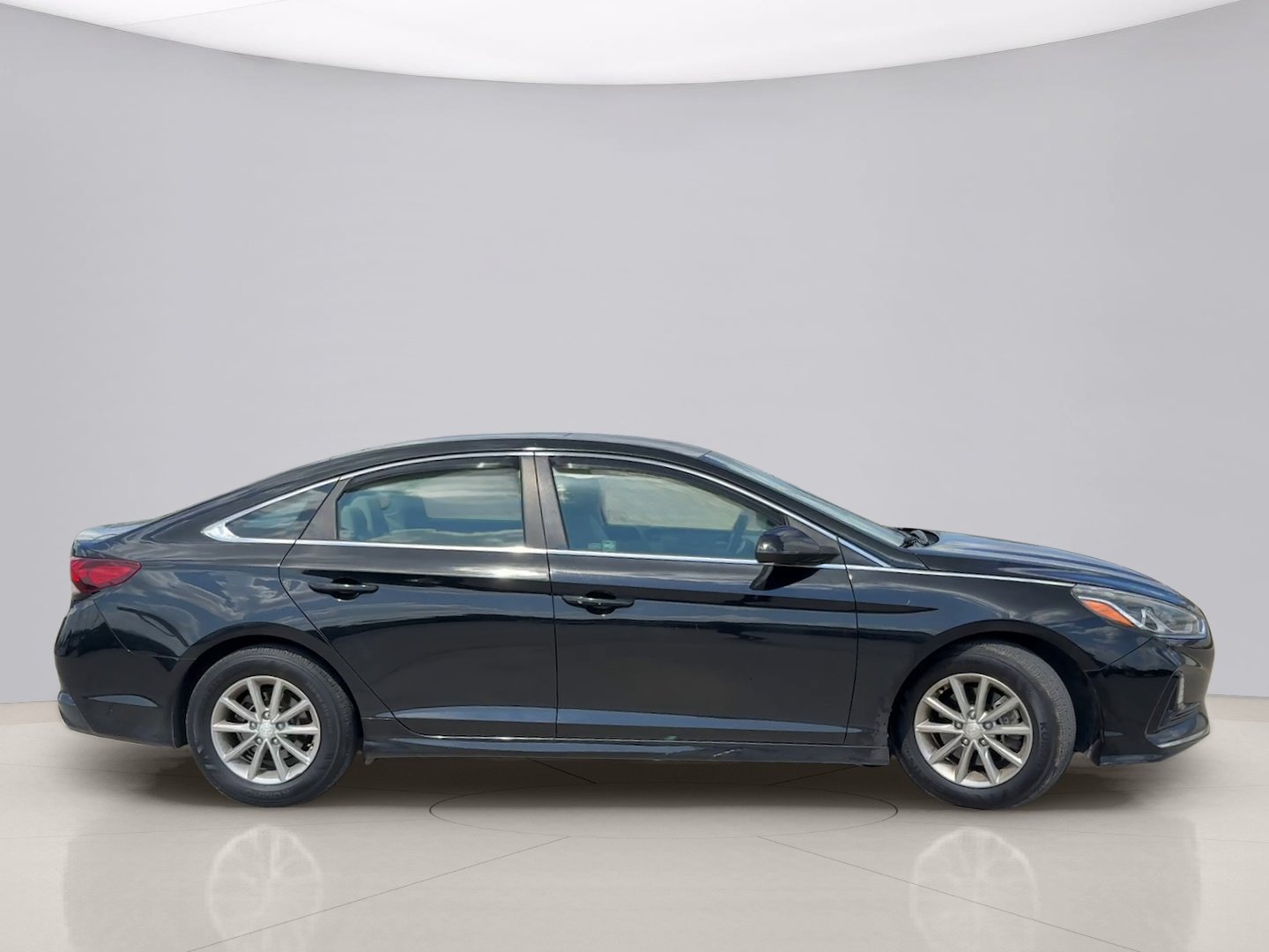 Used 2018 Black Hyundai SE image 6