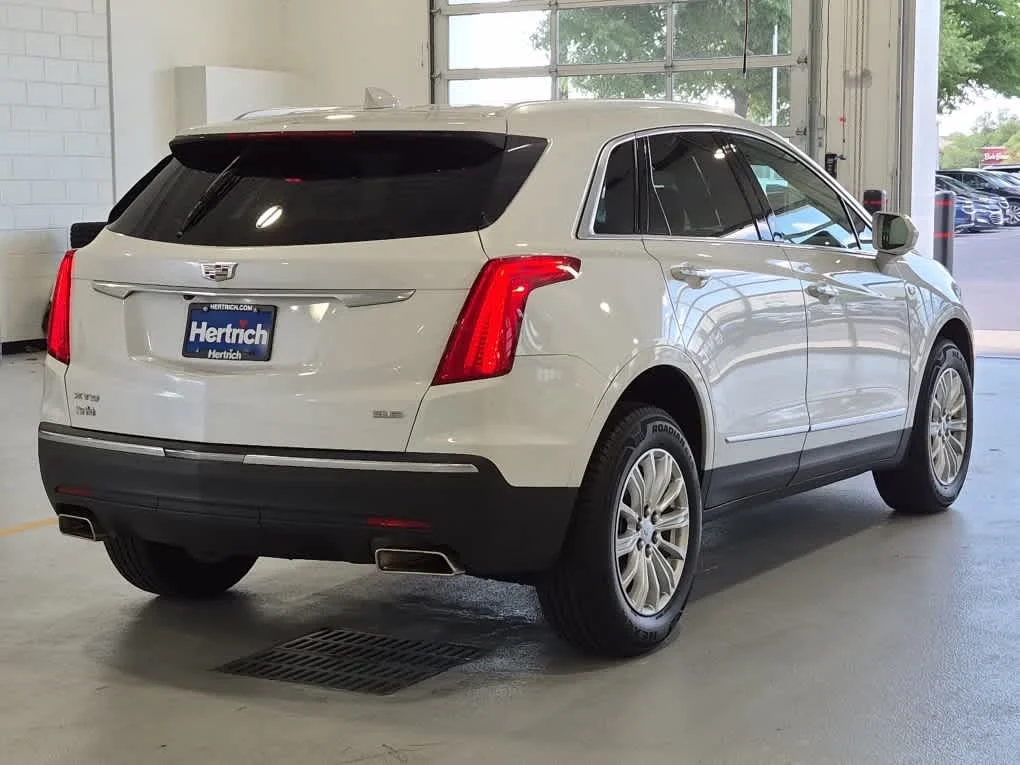Used 2018 Crystal White Tricoat Cadillac FWD image 3