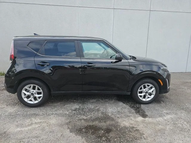 Used 2025  Kia LX image 4