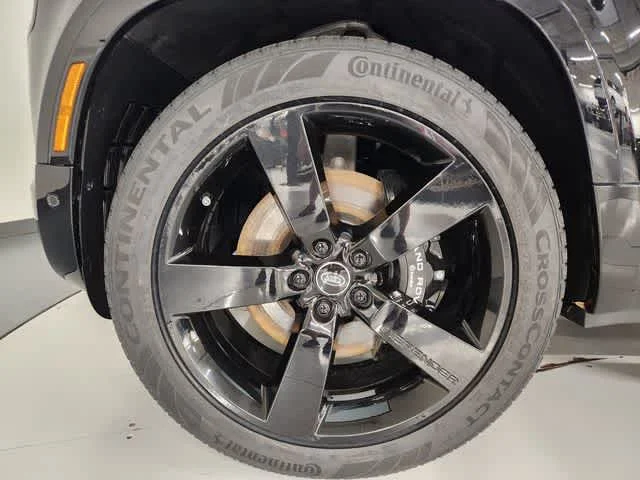 Used 2025 Santorini Black Metallic Land Rover V8 image 8