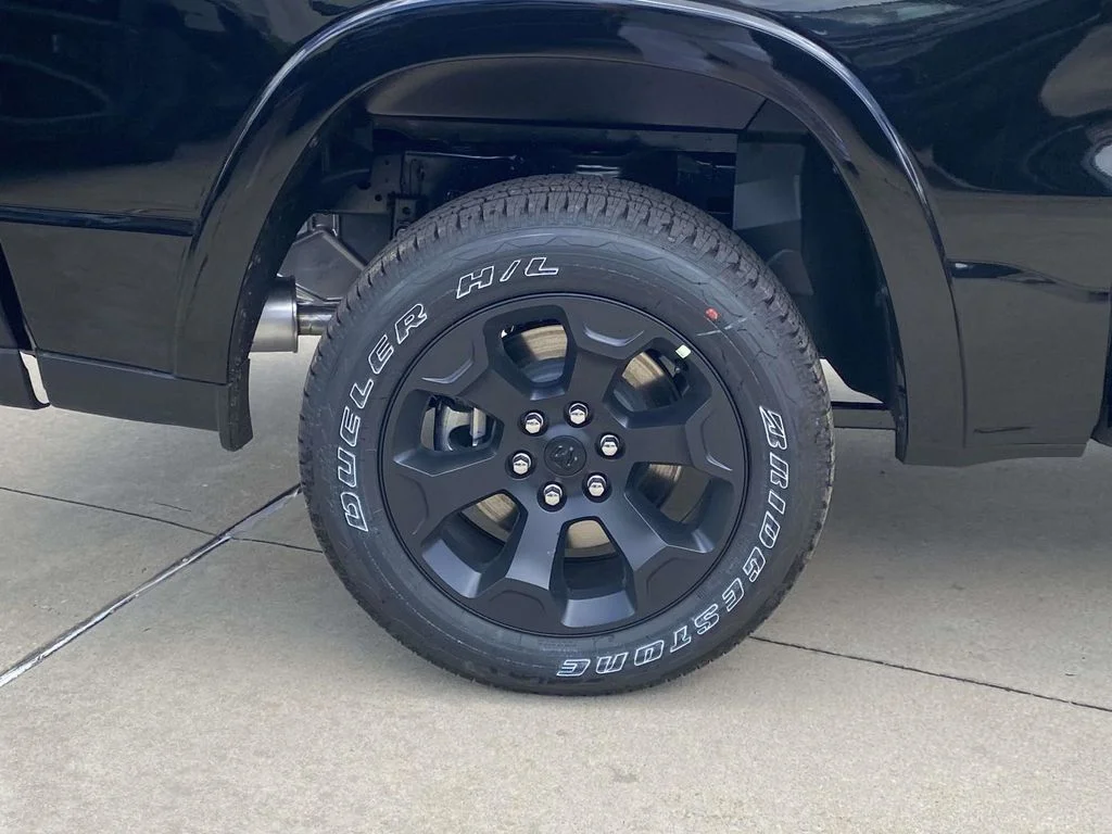 New 2026 Diamond Black Crystal Pearl-Coat Exterior Paint RAM Big Horn/Lone Star image 38