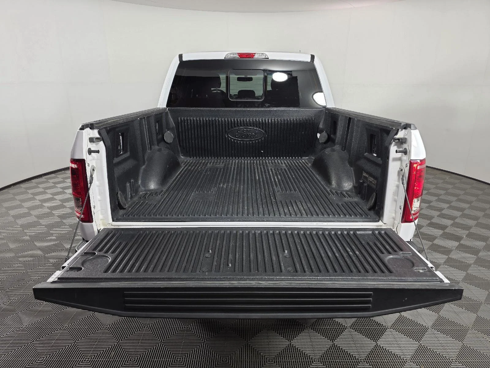 Used 2016 Oxford White Ford XLT image 6