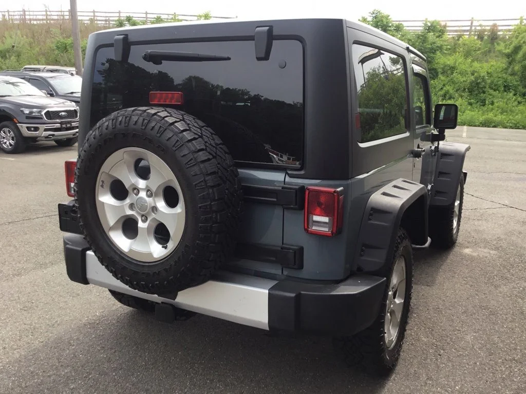 Used 2015 Gray Jeep Sahara image 3