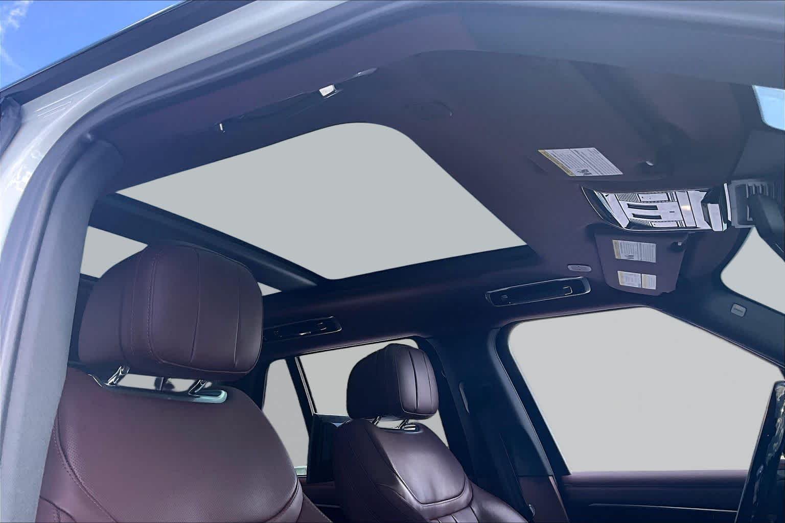 Used 2023 Icy White SV Bespoke Special Effect Satin Land Rover SE image 13