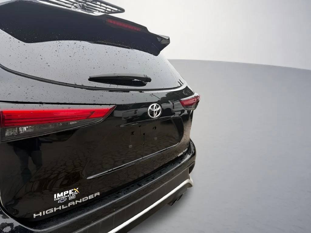 Used 2023  Toyota L image 35