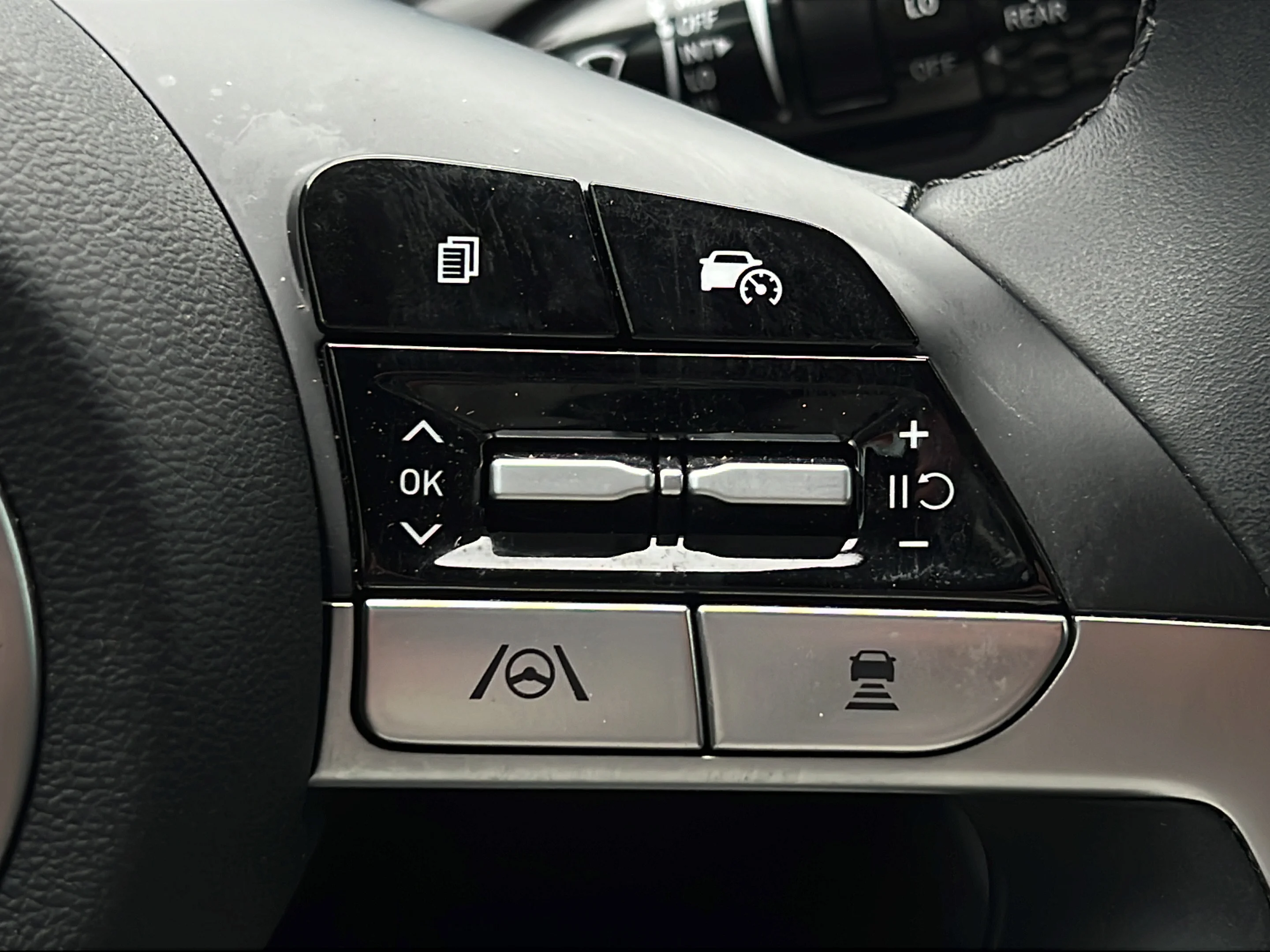 Used 2023 Amazon Gray Hyundai SEL image 19