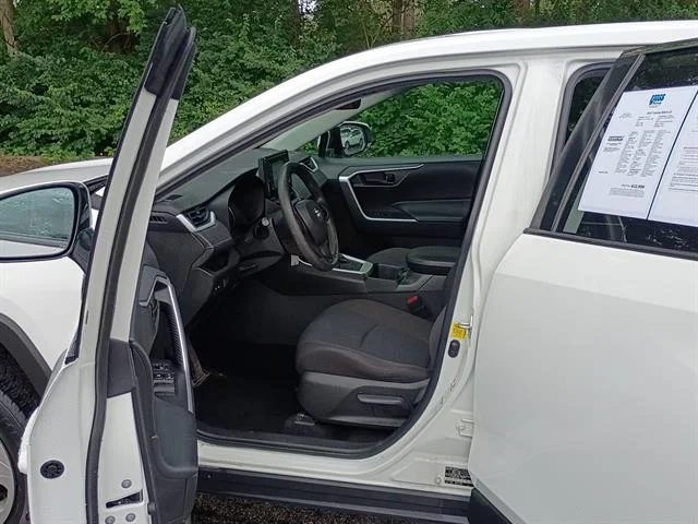 Used 2022 White Toyota LE image 11