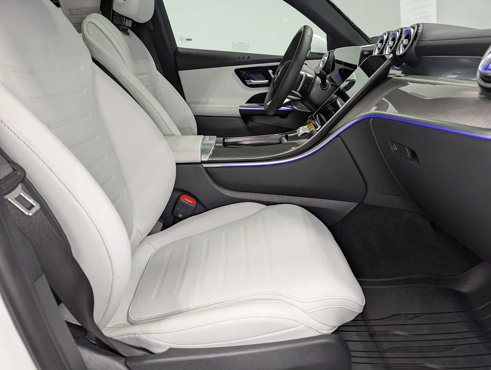 Used 2026 Polar White Mercedes-Benz GLC 300 image 39