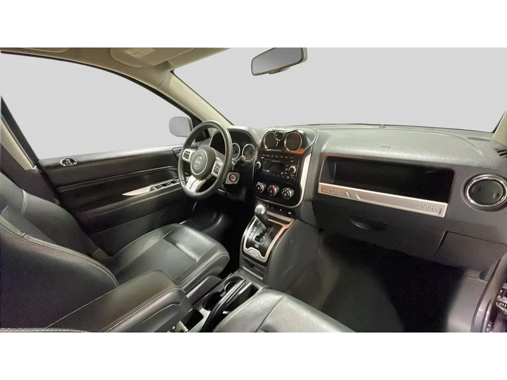 Used 2017 Granite Crystal Clearcoat Metallic Jeep Latitude image 18
