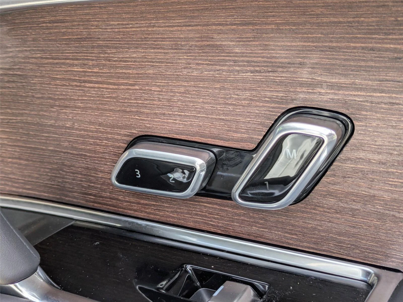 Used 2025  Land Rover SE image 34